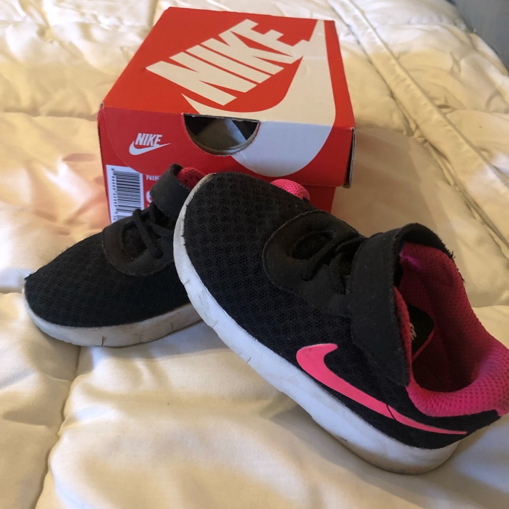 Nike Tanjun toddler sneaker- lightly worn
